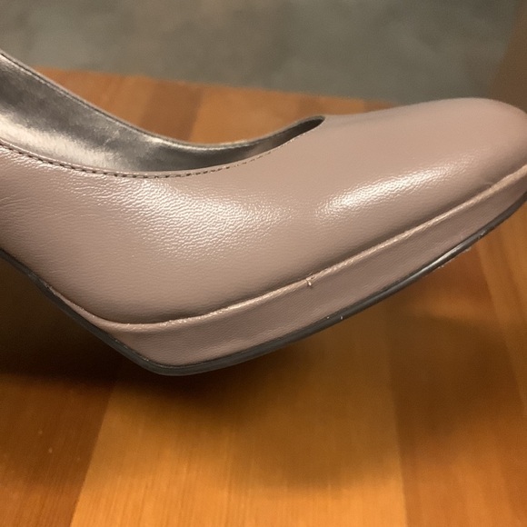 Bandolino Patent Leather Nude Pump Closed Toe Heels, Women Size 7 - Picture 5 of 15